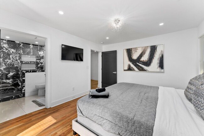 Building Photo - 2874 Grand Ave SW