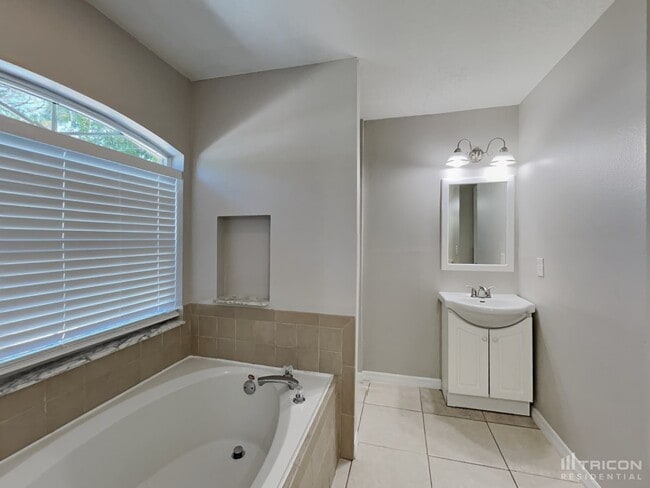 Building Photo - 24 Pineland Ln