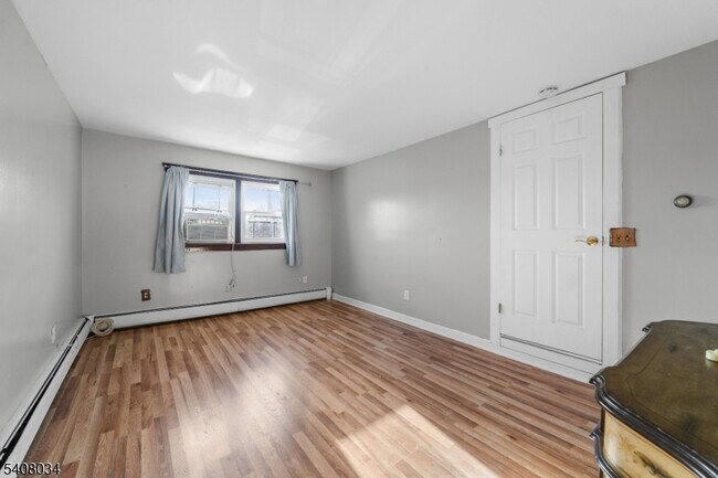 Building Photo - 46 King St