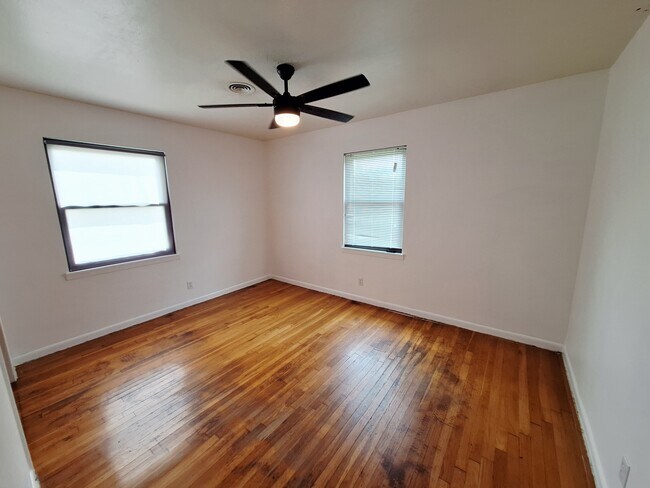 Building Photo - 907 Jefferis Ave