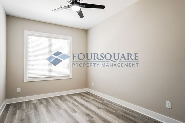 Building Photo - Townhome | Washer/Dryer Included | Back Pa...