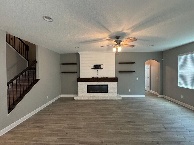 Building Photo - Spacious 5-Bedroom Riverview Home