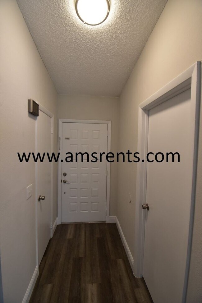 Building Photo - Spacious 3 bedroom Villa