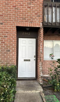 Building Photo - "Charming 2-Bed Townhouse with Modern Comforts in Orlando's Heart"