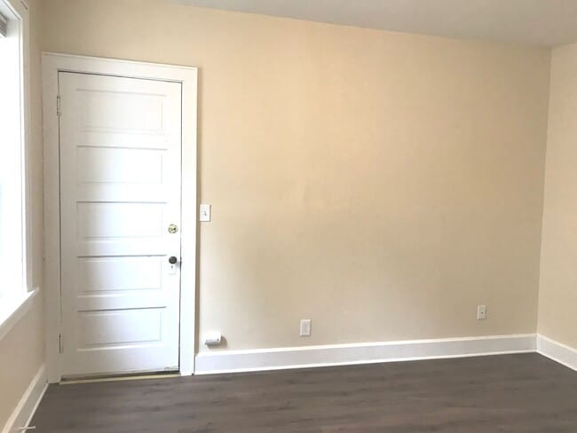 Interior Photo - 421-425 Washington