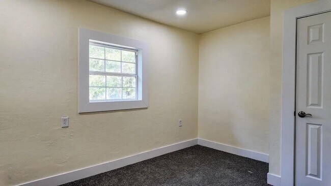 Building Photo - 2913 SW 13th St