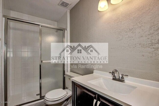 Building Photo - 810 E Colter St