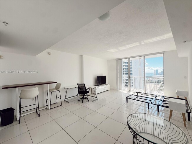 Building Photo - 1750 N Bayshore Dr