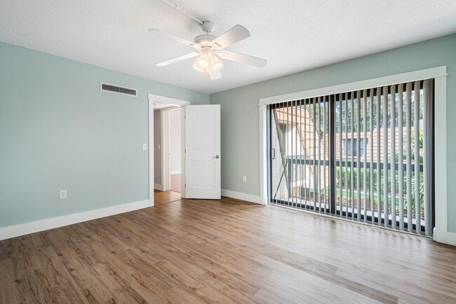 Building Photo - 825 Center St