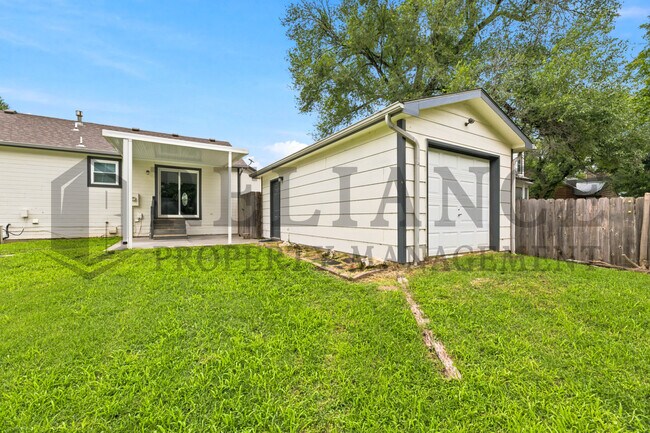 Building Photo - 516 N Lakeside Dr