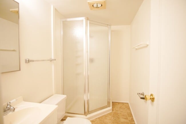 Building Photo - Close-in NE Daylight Basement Studio w/ App Fee Special Ready Now!