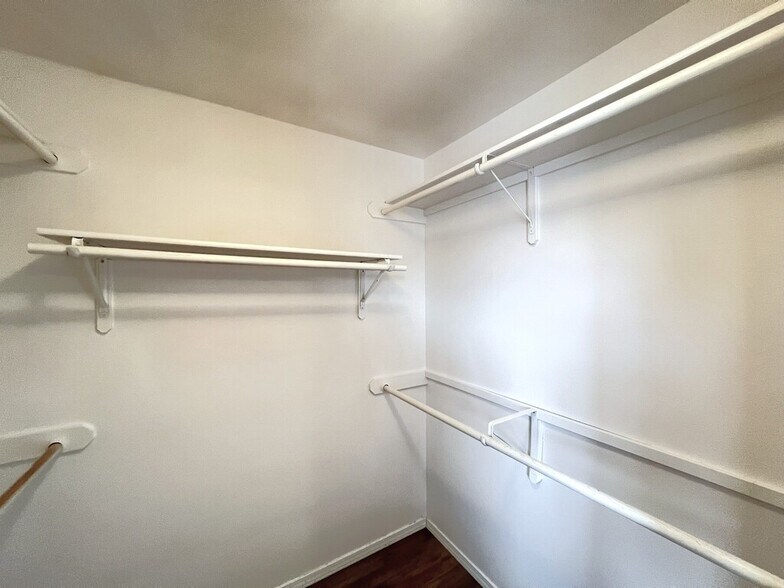 Building Photo - 10610 W Hinsdale St