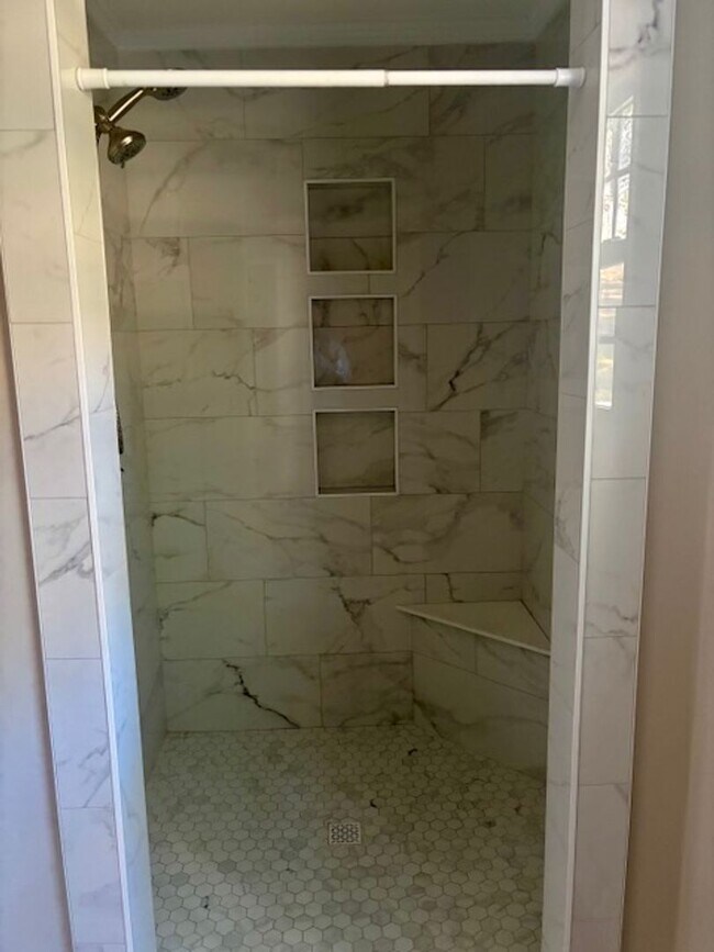 Building Photo - Renovated Hammond Hills Gem