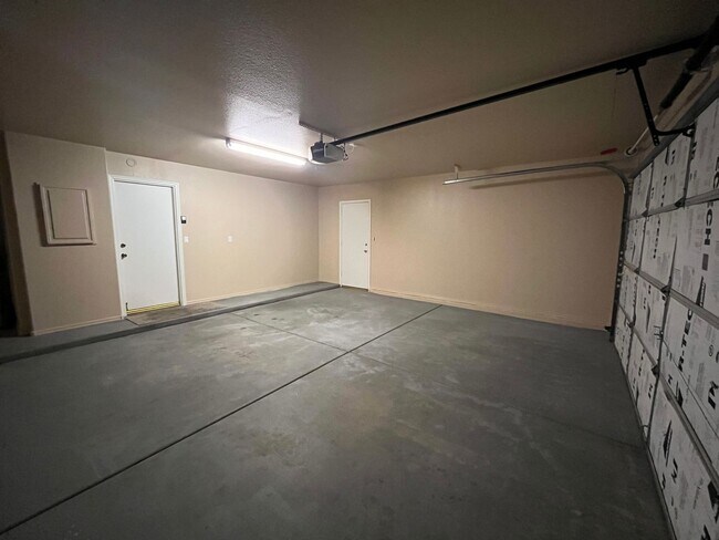 Building Photo - 4 Weeks of Free Rent! - Three bedroom Sing...