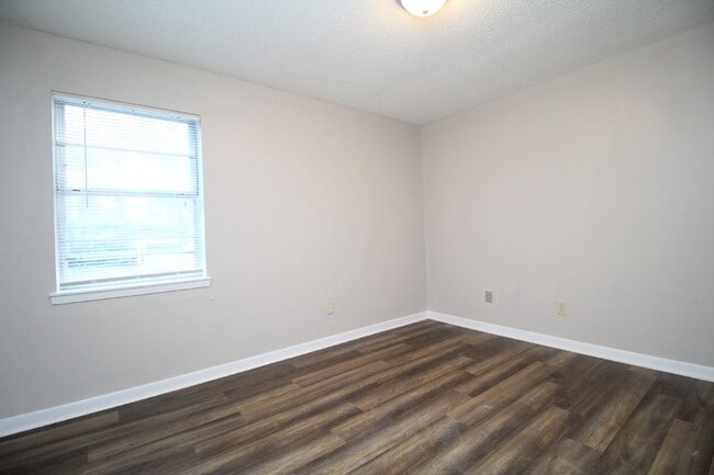 Building Photo - Available 8/28 – Updated Gulf Breeze 3BR w...