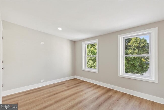 Building Photo - 247 E 6th Ave