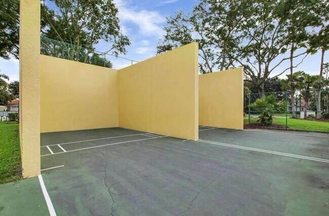 Building Photo - 6086 Seminole Gardens Cir