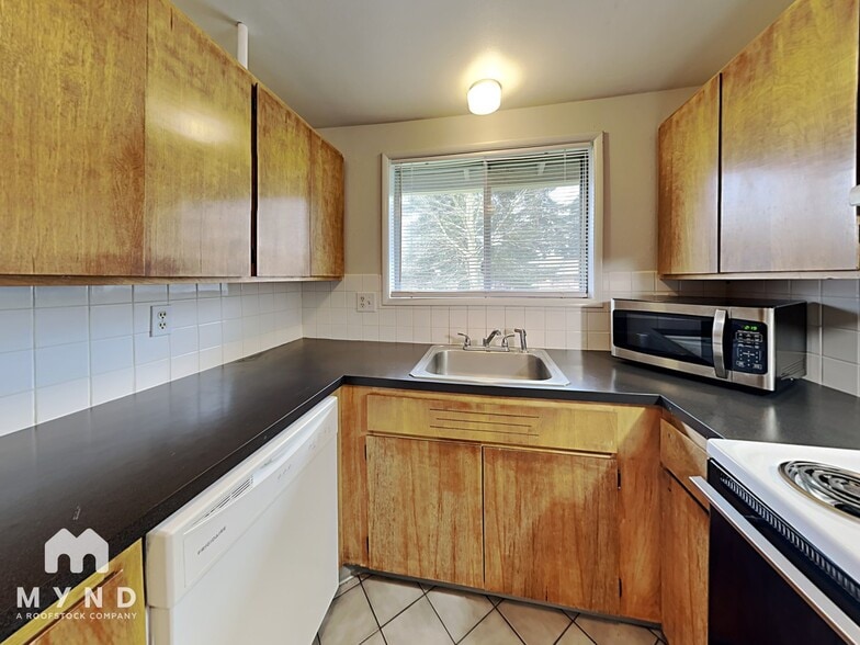 Building Photo - 705 NE 108th Ave