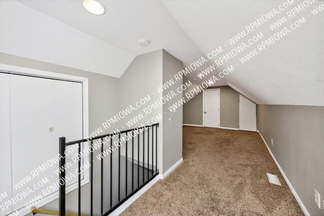 Building Photo - 6717 Roseland Dr