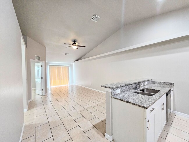 Building Photo - Like New  3 bedroom, 2bath 1 car garage