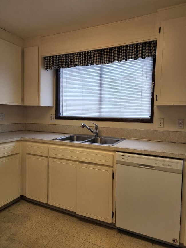 Building Photo - 6117 Community Pl SW