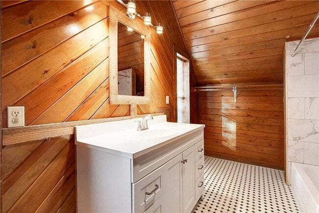 Building Photo - 8612 Bowling Green Dr