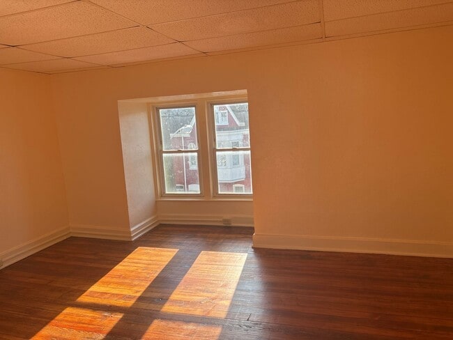 Building Photo - 3 Bedroom 1 Bath 2nd/3rd Floor Apartment-York City SD