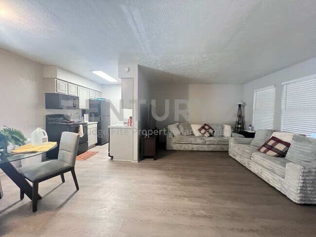 Building Photo - Spacious 2/1.5 Apartment in Denton Ready for Immediate Occupancy!