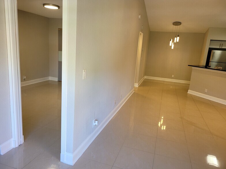 Building Photo - 3340 Pinewalk Dr N