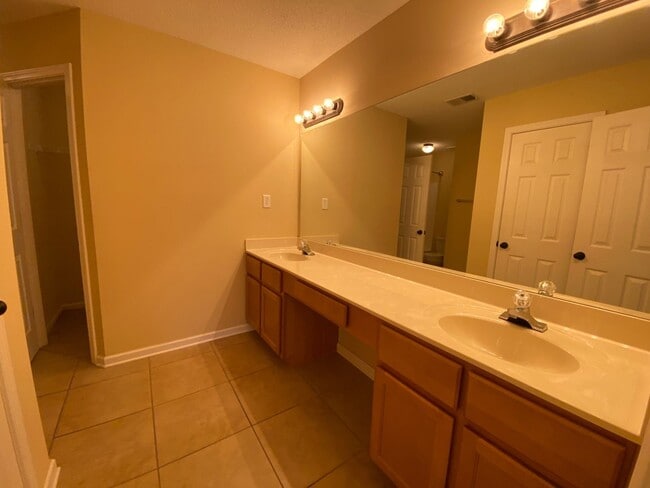 Building Photo - CUTE 3 BED 2 BATH HOME IN SPRING LAKE SUBDIVISION!!