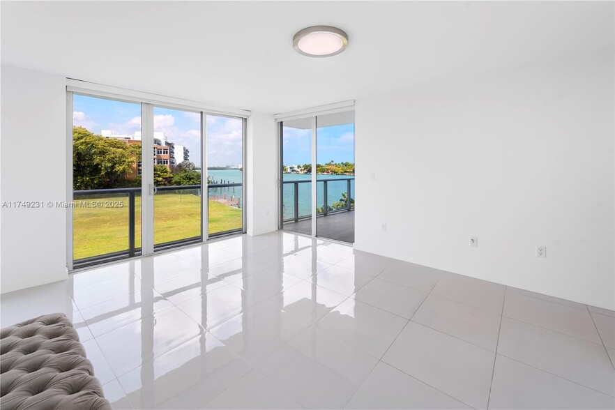 Building Photo - 9901 E Bay Harbor Dr