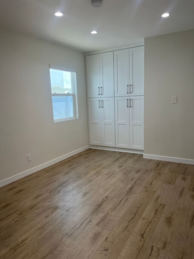 Building Photo - Cozy end unit, 1 bedroom
