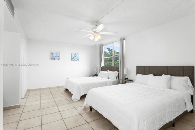 Building Photo - 9440 W Bay Harbor Dr
