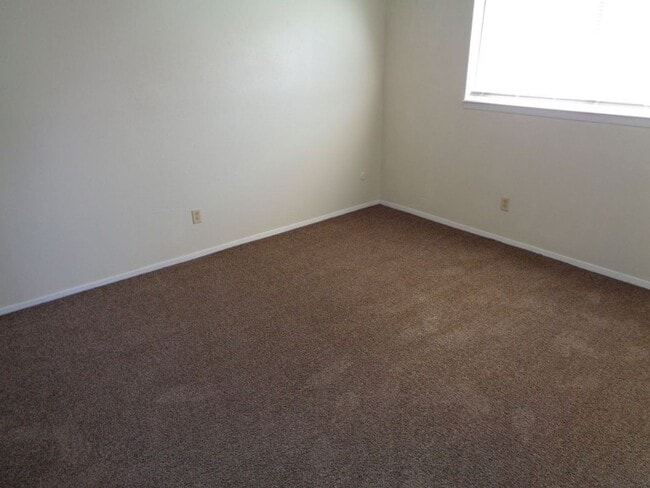 Building Photo - Adorable Single Level Eastside Duplex With...