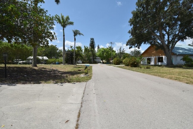 Building Photo - 3461 Lakeview Dr