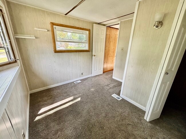 Building Photo - 27 Lynnbrook Ave