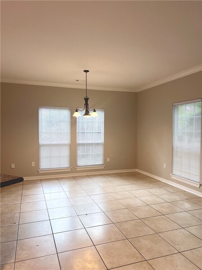 Building Photo - 564 S Pierremont Dr