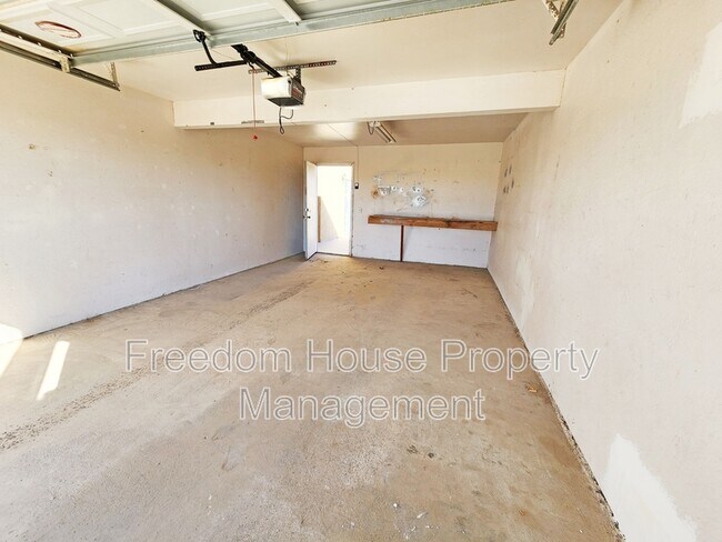Building Photo - 2321 E Calvada Blvd