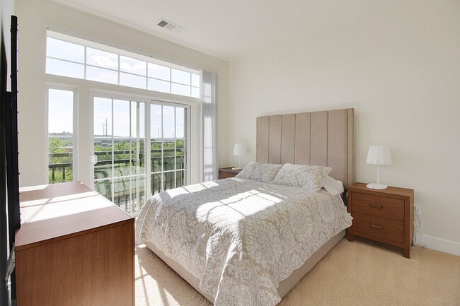 Building Photo - 909 Usher St