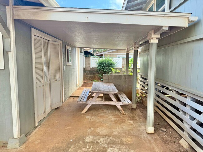 Building Photo - Partially Renovated 3 Bedroom / 2 Bathroom Main House – 1,400 Sq Ft