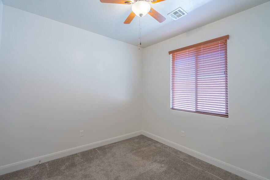 Building Photo - 3158 E Fuchsia Dr