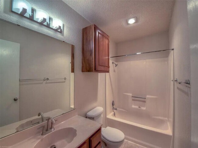 Building Photo - 601 Algerita Dr