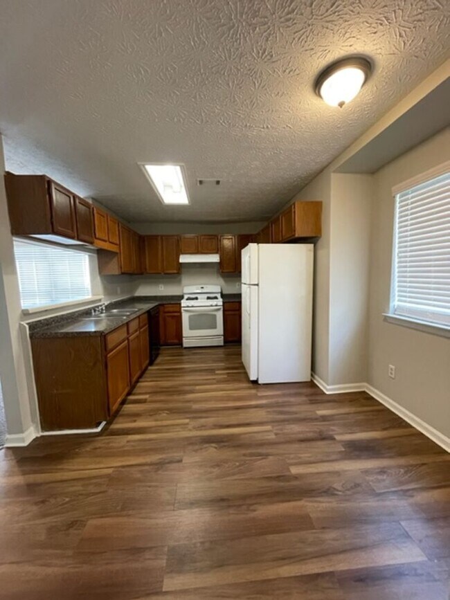 Building Photo - 3 Bedroom Home Available !