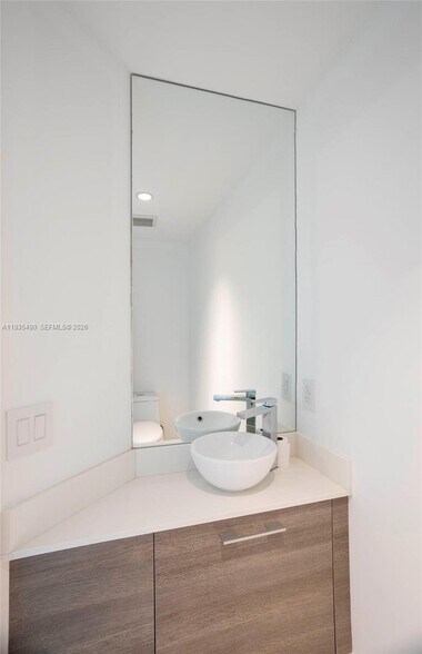 Building Photo - 650 NE 32nd St