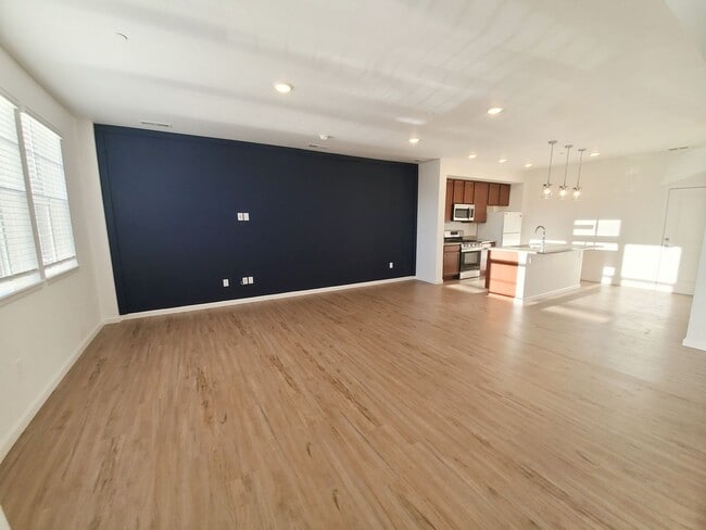 Building Photo - Newer Townhouse in Ideal North Gate Location!
