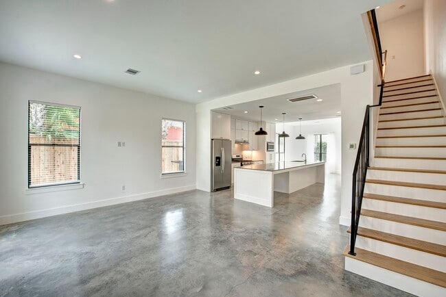 Building Photo - 1733 Airline Dr