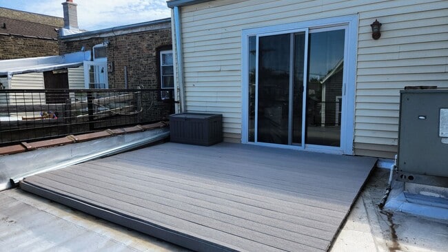 Building Photo - Albany Park rehabbed 2 bedroom close to Metra station.