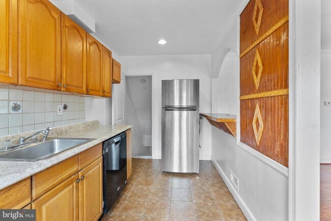 Building Photo - 633 Walker Ave