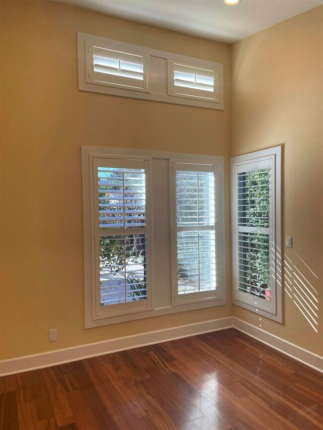 Building Photo - Serene, Executive 5 Bedroom 3 Bath Home with Private Front yard and Backyard - Palo Alto