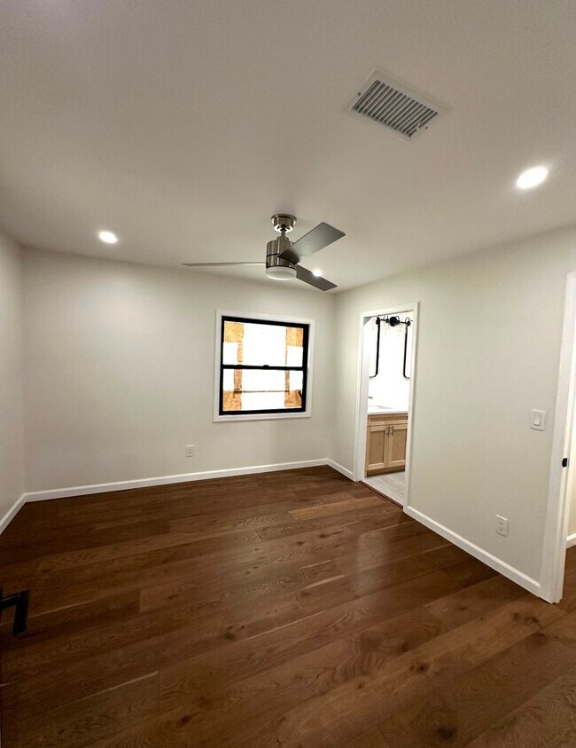 Building Photo - Craftsman Charmer 2 Bedroom 1 1/2 bath (Back yard not included)